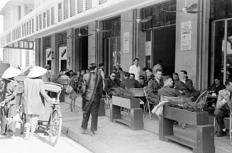 Sĩ quan Pháp ngồi chật kín quán cafe vỉa hè, đối diện bờ hồ Gươm.