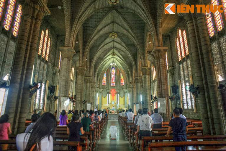 Không gian thánh đường mang hình thập giá, tạo thành 3 gian chính: gian hành lang, gian giáo dân và gian cung thánh. Ánh sáng mặt trời tràn qua hệ thống cửa sổ kính rộng có trang trí hoa văn lẫn màu sắc, tạo hiệu ứng ấn tượng.