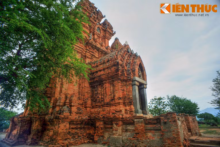 Tháp chính là nơi đặt bàn thờ và tượng vua Po Klong Garai. Tháp gồm một cửa chính để ra vào ở hướng Đông.