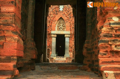 Di tích tháp Po Klong Garai gắn liền với tín ngưỡng truyền thống của đồng bào Chăm ở địa phương. Hằng năm, người Chăm đều tổ chức các ngày lễ hội ngay tại tháp để tưởng nhớ đến công ơn của vị vua Po Klong Garai tại nơi đây.