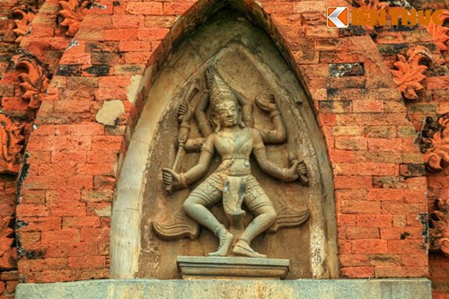 Bố cục và cấu trúc của mỗi tháp là cả một công trình nghệ thuật kiến trúc độc đáo. Mỗi cạnh, mỗi tầng và mỗi mặt của từng tháp được chạm khắc trang trí bằng các họa tiết gốm, đá với đủ loại hình các vị thần, hình đuôi rồng, hình lá...