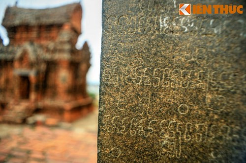 Bên cạnh giá trị nghệ thuật, ngôi đền tháp còn là nguồn tư liệu lịch sử quý với nhiều văn bản ghi lại công đức của vua Po Klong Garai được thể hiện trên các trụ cổng, bia đá...