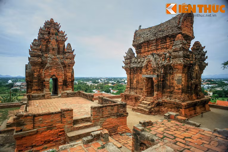 Tháp cổng (trái) là cổng chính dẫn lên quần thể tháp Chàm, trong khi tháp lửa (phải) được tượng trưng cho bếp lửa của nhà vua. Giữa tháp cổng và tháp chính có một khoảng sân được xây cao, là nơi thực hiện các nghi lễ tôn giáo.