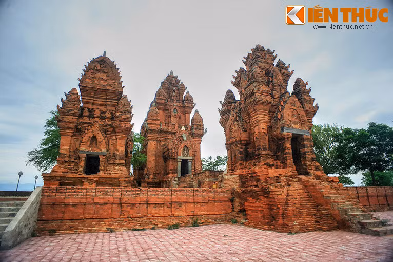 Ngày nay, quần thể tháp còn lại 3 công trình quan trọng là tháp chính (tháp Kalan - cao 20,5m, ở giữa ảnh), tháp cổng (tháp Gopura - cao 9,31m, bên phải) và tháp lửa (tháp Kosaghra - cao 8,56m, bên phải).