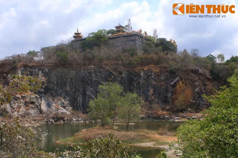 Chùa Núi Châu Thới nằm trên một ngọn núi cao 82m nhô lên giữa vùng đồng bằng của thị xã Dĩ An, tỉnh Bình Dương. Có lịch sử hình thành từ thế kỷ 17, đây không chỉ được coi là ngôi chùa đẹp nhất mà còn cổ xưa nhất của tỉnh Bình Dương.