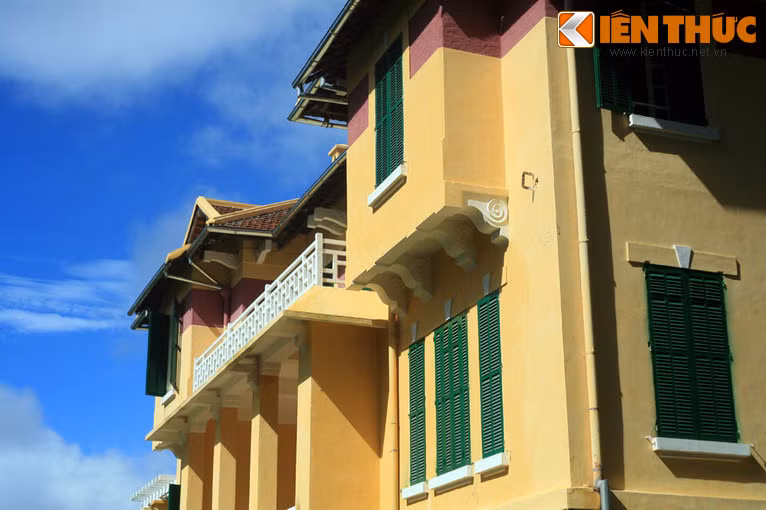 Những bức tường bên ngoài tòa nhà đã được sơn lại, không còn vẻ nhem nhuốc như từng được báo chí phản ánh 1 năm trước đây.