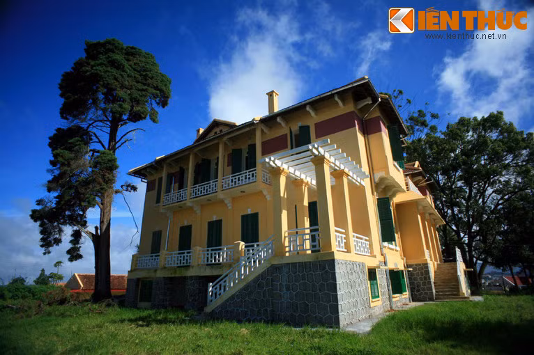 Theo nhà nghiên cứu đô thị Đà Lạt Lê Phỉ, đây là công trình đồ sộ xây dựng sớm nhất ở Đà Lạt, khoảng trước năm 1910, trước cả khách sạn Palace.