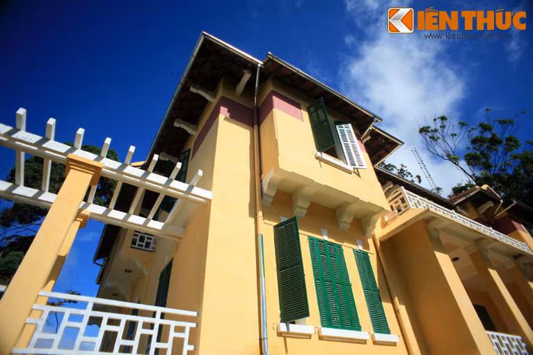 Với kiến trúc cao sang, cầu kỳ, trong quá khứ Dinh là nơi ở và làm việc của thị trưởng Đà Lạt - cũng là tỉnh trưởng Tuyên Đức của chế độ cũ.