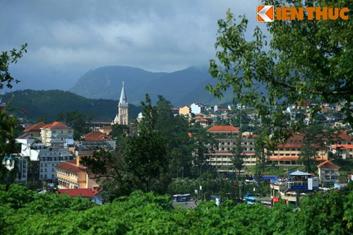 Tại đây có thể nhìn ra bốn hướng, bao quát toàn bộ TP Đà Lạt.