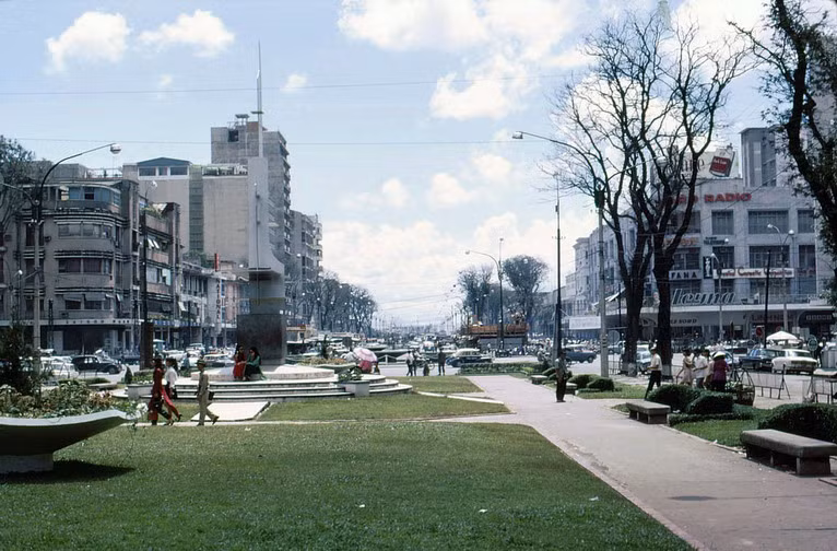 Vườn hoa trước Tòa Đô chính với một tượng đài có thiết kế lạ mắt.