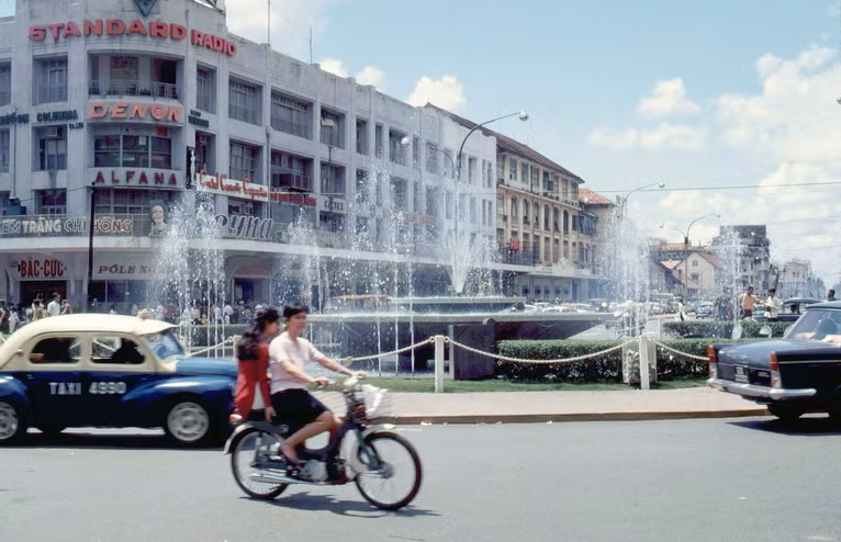 Tòa nhà Thương xá Tax bên đại lộ Nguyễn Huệ.