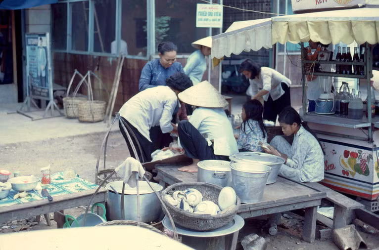 Những người phụ nữ tụ tập bên một quầy hàng rong.
