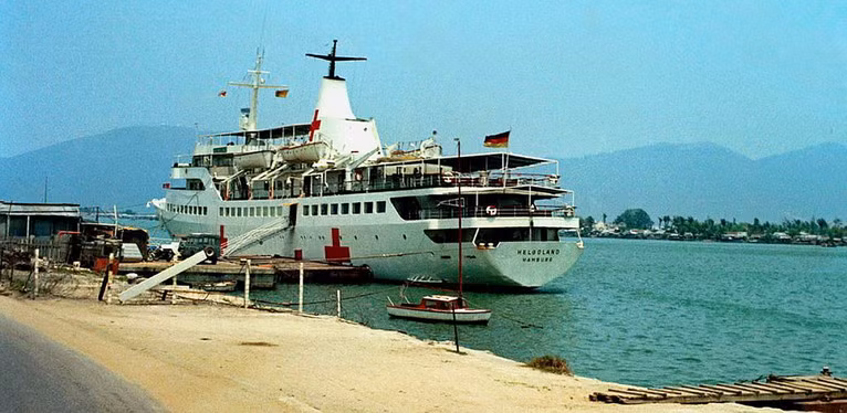 Tàu quân y của Đức cập cảng Đà Nẵng.