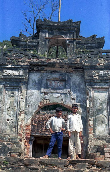 Chùa trên núi Ngũ Hành Sơn.