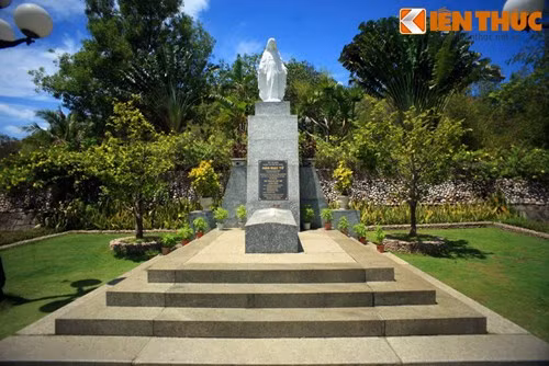 Giữa giai đoạn tuổi xuân rạo rực và sự nghiệp đang đạt đến đỉnh cao, ông đã bị mắc căn bệnh hết sức hiểm nghèo thời đó - bệnh cùi - và phải sống cách ly trong sự dày vò của bệnh tật tại làng phong Quy Hòa. Ít lâu sau, Hàn Mặc Tử đã ra đi trong sự tiếc nuối vô vàn của những người yêu thơ ông.