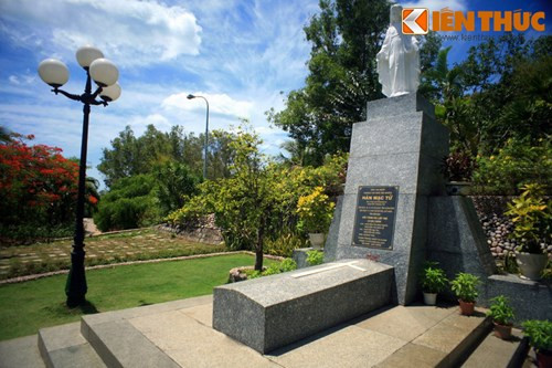 Mộ rộng chừng dăm thước vuông, ốp đá hoa cương, xung quanh là vườn hoa và những tàn cây xanh mát. Phía trên đầu mộ là tượng Đức Mẹ Maria hiền từ nhìn xuống.