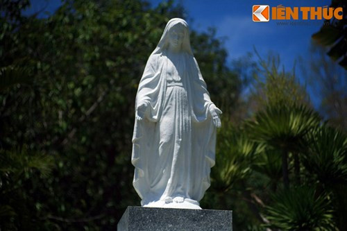 Sau khi mất, Hàn Mặc Tử được mai táng trong nghĩa địa của làng phong Quy Hòa. Mộ của ông cũng không có gì đặc biệt so với các bệnh nhân khác. Do hoàn cảnh khó khăn nên mãi đến ngày 13/01/1959, gia đình và bạn bè Hàn Mặc Tử mới cải táng ông sang địa điểm ngày nay.