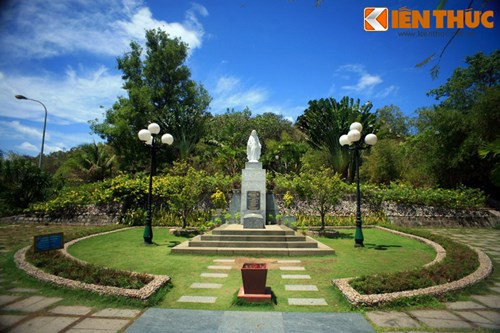 Mộ của nhà thơ có một địa thế rất đẹp: Nằm dựa lưng vào núi, nhìn bao quát cả dải bờ biển Quy Nhơn chạy dài trước mặt, hút trọn tầm mắt một phần thành phố Quy Nhơn.