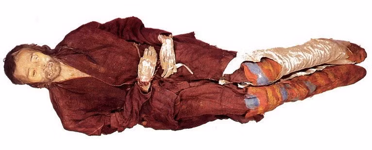 Một xác ướp Tarim nổi tiếng khác được gọi là "Người đàn ông Cherchen", có niên đại muộn hơn và cũng được bảo tồn hoàn hảo.
