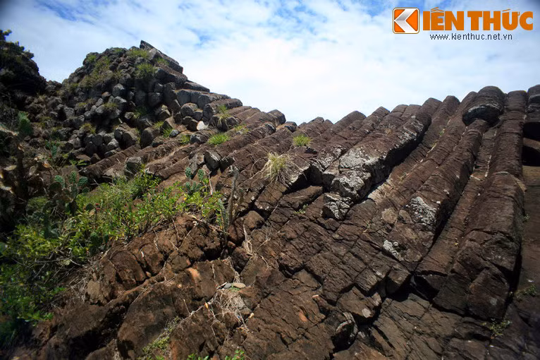 Đây là một gành đá rộng khoảng 50 m, trải dài 200 m, được hợp thành từ vô vàn trụ đá hình xếp liền nhau kề với sóng nước. Có trụ thẳng đứng, có trụ nghiêng, nhưng tất cả đều chồng chất tầng tầng trông như chồng bát đĩa đã tạo nên tên gọi Gành Đá Đĩa.