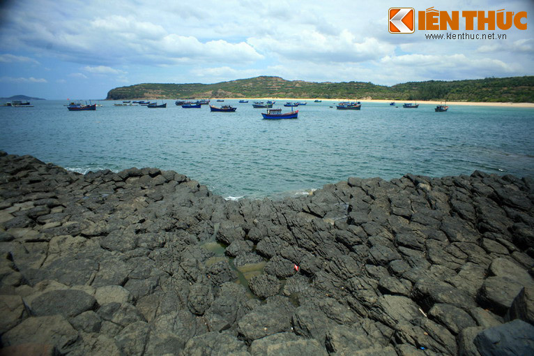 Có nhiều truyền thuyết dân gian xoay quanh danh thắng độc đáo này, nhưng theo cách lý giải khoa học, hình thù của Gành Đá Đĩa được hình thành do hoạt động phun trào của núi lửa cách nay hàng triệu năm.