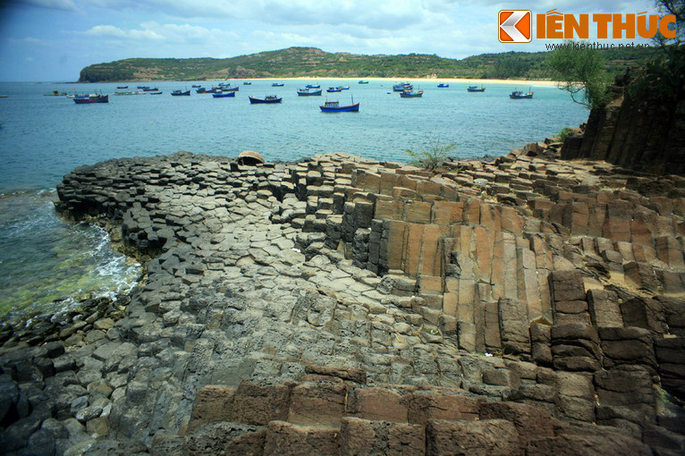 1. Tọa lạc tại bờ biển xã An Ninh Đông, huyện Tuy An, tỉnh Phú Yên, Gành Đá Đĩa là một trong những "kỳ quan địa chất" đặc sắc bậc nhất ở Việt Nam.