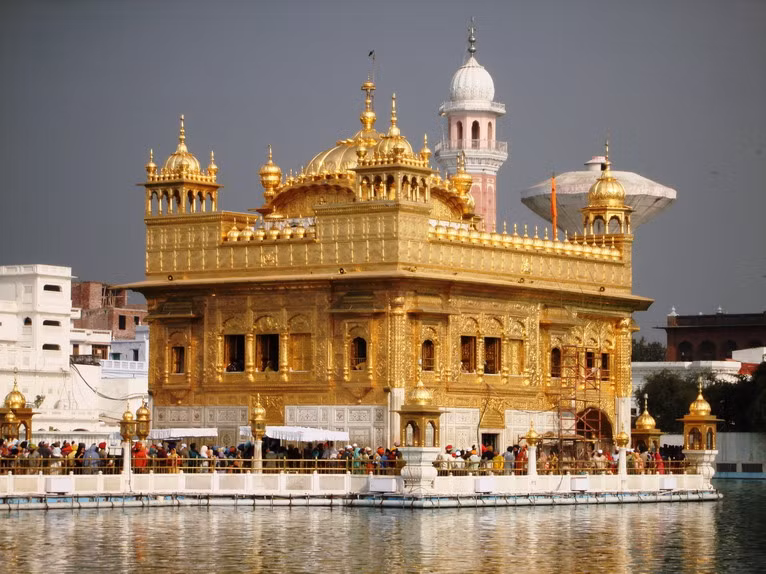 Trên thế giới, hiếm có một công trình kiến trúc nào được dát toàn vàng như Hari Mandir, từ trên nóc cho đến nền nhà, từ ngoài vào trong, từ các đồ thờ cúng cho đến vật dụng thường nhật của các nhà tu hành....