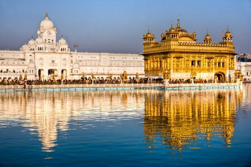 Điểm nổi tiếng và linh thiêng nhất của đền thờ Harmandir Sahib là Hari Mandir, hay còn gọi là Darbar Sahib, một kiến trúc tuyệt đẹp được dát vàng nổi trên mặt nước.