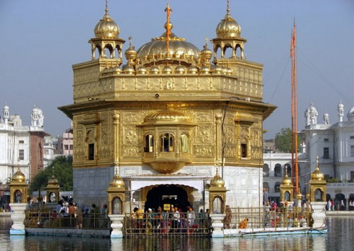 Ngày nay, đền Harmandir Sahib đã trở thành một trong số những điểm thăm quan nổi tiếng nhất Ấn Độ, thu hút tới nửa triệu người gồm cả tín đồ và khách du lịch. Ảnh: Internet.