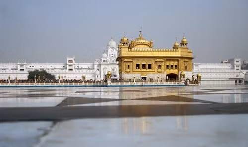 Số lượng vàng và cẩm thạch này được cung cấp dưới sự bảo trợ của vị vua Maharaja Ranjit Singh.