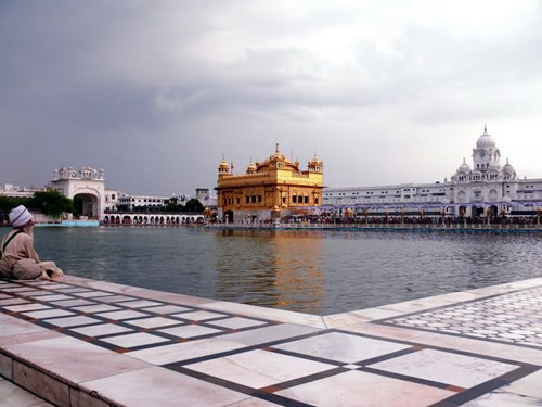 Hồ nước bao quanh Hari Mandir được coi là hồ nước thần thánh, hay còn gọi là Amrit Sarovar (Hồ Rượu thần).
