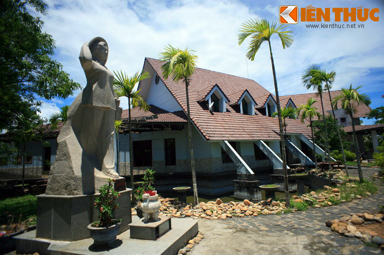 Công trình được thiết kế với dáng dấp nhà rông Tây Nguyên, vừa có hình dáng như một bàn tay, ẩn dụ ý nghĩa “bàn tay người thầy thuốc che chở bệnh nhân của mình trong lửa đạn”. Khuôn viên bệnh xá có những hàng cau và một hồ sen, tạo nên một không gian gần gũi với làng quê Việt.