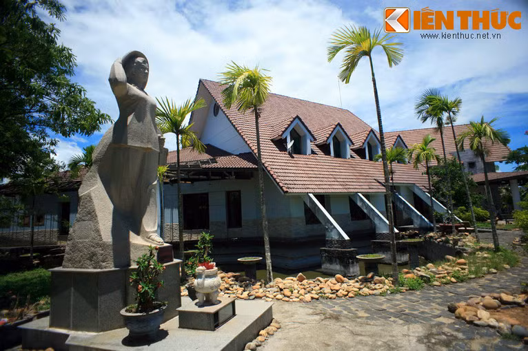 Công trình được thiết kế với dáng dấp nhà rông Tây Nguyên, vừa có hình dáng như một bàn tay, ẩn dụ ý nghĩa “bàn tay người thầy thuốc che chở bệnh nhân của mình trong lửa đạn”. Khuôn viên bệnh xá có những hàng cau và một hồ sen, tạo nên một không gian gần gũi với làng quê Việt.