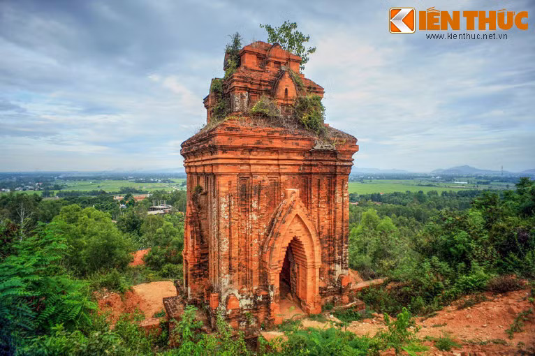 Ở hướng Đông của tháp thờ chính, cùng độ cao với tháp Bia là tháp Cổng, tòa tháp từng có vai trò như cổng vào của toàn bộ quần thể tháp.