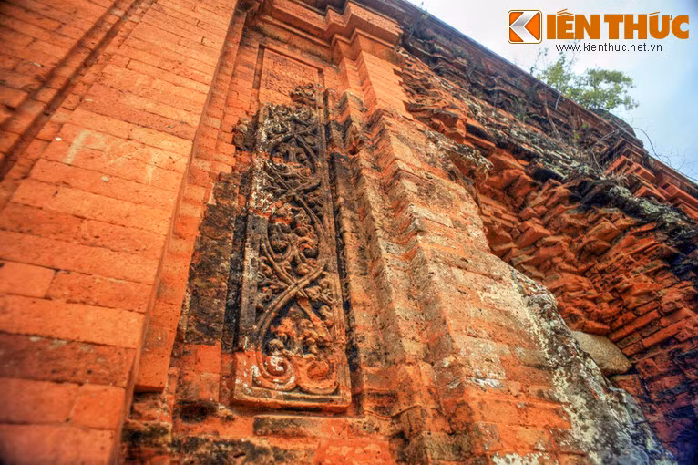 Trên mặt tường của tháp Lửa, các nghệ sĩ Chăm xưa đã tô điểm bằng những băng, những ô hình hoa lá.