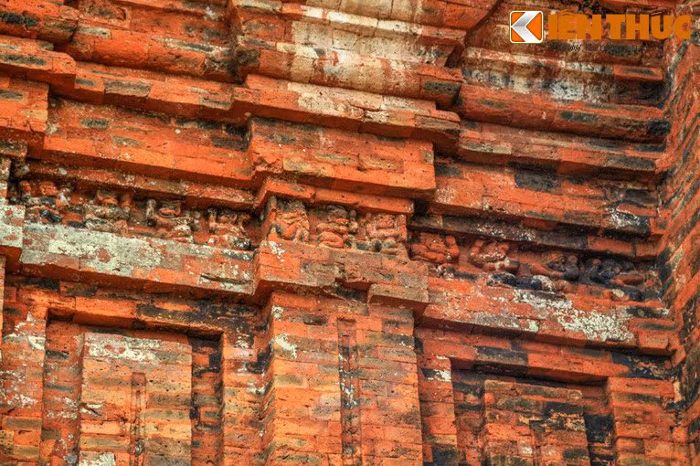 Đây là ngọn tháp được trang trí rất cầu kỳ, với những hình người như đang gồng mình, dùng hai tay như nâng bổng cả mái toà tháp.