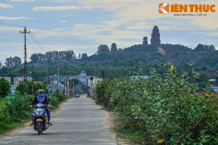 Tháp Bánh Ít là tên gọi của một cụm tháp Chăm nằm trên một ngọn đồi tại thôn Đại Lộc, xã Phước Hiệp, huyện Tuy Phước, tỉnh Bình Định. Đây là một trong những quần thể tháp có số lượng nhiều nhất Việt Nam, với 4 ngọn tháp, gồm: tháp thờ chính (Kalan); tháp Cổng (Gopura); tháp Hỏa (Kosagrha); tháp Bia (Porsa).