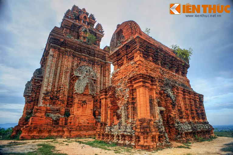 Tháp Lửa nằm ở phía Nam của tháp thờ chính, có hình dáng đặc trưng với phần mái cong hình yên ngựa.