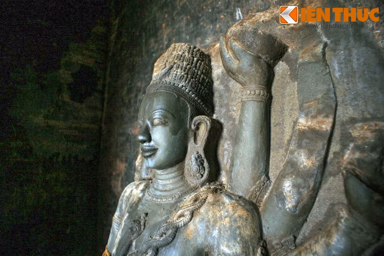 Bên trong tháp thờ ngày nay đặt một bức tượng Shiva, là bản phục chế của bức tượng nguyên gốc từng được đặt tại tháp (hiện bức tượng gốc đang nằm trong Bảo tàng Guimet, Pháp).