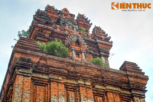 Theo các nhà nghiên cứu, tháp Bánh Ít được xây dựng khoảng thế kỷ thứ 10, là nhóm tháp đại diện cho giai đoạn chuyển tiếp từ phong cách Trà Kiệu sang phong cách Bình Định, kết hợp hài hòa vẻ đẹp của hai xu thế: nhịp nhàng, trang nhã và khỏe khoắn, hoành tráng của kiến trúc Chăm.