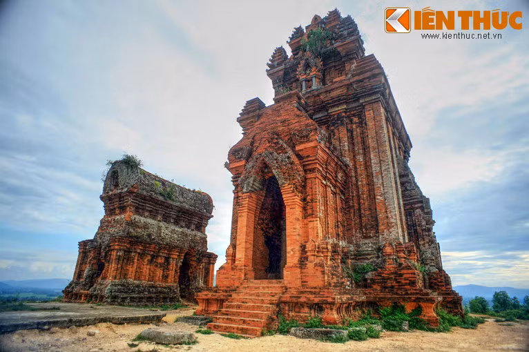 Trên đỉnh đồi là nơi tọa lạc của tháp thờ chính và tháp Lửa, trong đó tháp thờ (bên phải) là ngọn tháp hoành tráng và ấn tượng nhất với các cột ốp, các đường gồ nhô ra dọc các mặt tường, các cửa vòm và cửa giả hình mũi lao nhọn đồ sộ...