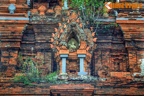 Bên cạnh dáng vẻ uy nghi của tòa tháp là vẻ thanh tú của những đường nét, họa tiết hoa lá trên các diềm mái, những cảnh ca múa trên các mặt vòm các cửa giả làm cả khối kiến trúc như đang tiếp xúc với người xem.