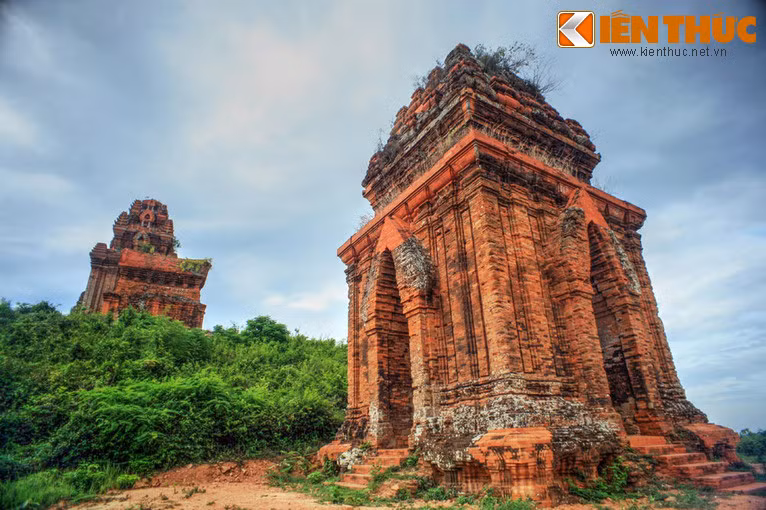 Chếch về hướng Đông - Nam của tháp chính, nằm ở lưng chừng đồi là tháp Bia, một ngọn tháp có quy mô nhỏ hơn, nhưng cũng rất độc đáo.