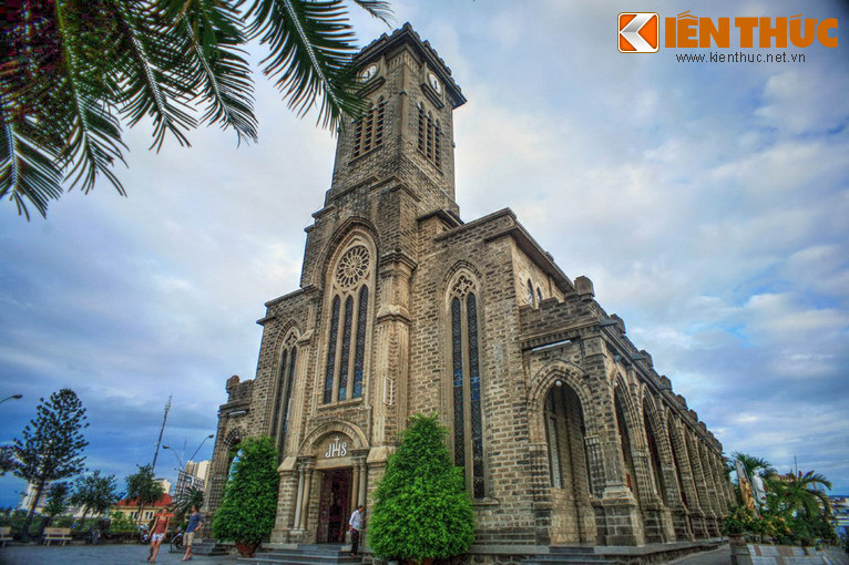 Tổng thể công trình thiết kế theo phong cách kiến trúc Gothic với các cửa vòm đỉnh nhọn, bố cục chắc khỏe với những khối lập thể nhỏ dần, vươn cao, thể hiện vẻ đẹp lãng mạn rất cuốn hút.