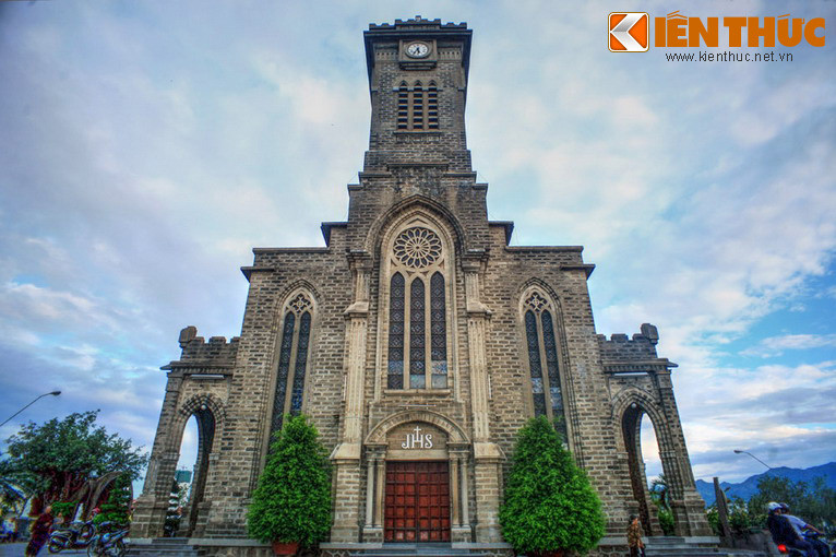 4. Tọa lạc tại trung tâm thành phố Nha Trang, nhà thờ Chánh tòa Kitô Vua là một nhà cổ rất nổi tiếng với kiến trúc đẹp và còn nguyên bản. Người dân thường gọi đây là nhà thờ Núi, vì công trình được xây trên một quả núi nhỏ tên là núi Bông, độ cao khoảng 12 mét.
