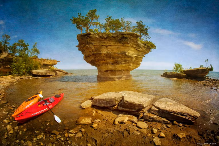 Hỏn đảo này có hình dáng như cây nấm, hay một chiếc bát kiểu Á Đông khổng lồ đứng sừng sững ven bờ hồ.