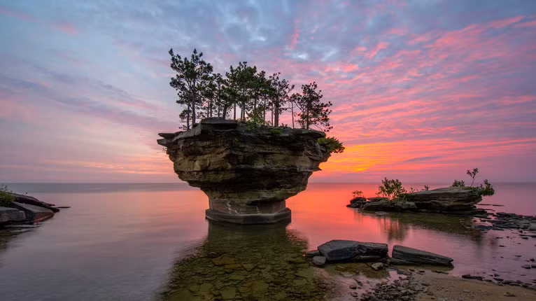 Để bảo vệ thảm thực vật trên đảo, việc trèo lên trên đảo hoàn toàn bị cấm.