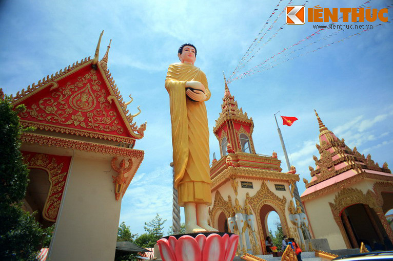 7. Cách trung tâm TP Bạc Liêu trên 10 km về phía Đông, chùa Xiêm Cán được coi là ngôi chùa đẹp nhất tỉnh Bạc Liêu. Chùa được xây dựng vào năm 1887, là một quần thể kiến trúc mang đậm sắc thái Khmer, gồm nhiều công trình khác nhau như chính điện, sa-la, tăng phòng, am, tháp cốt...