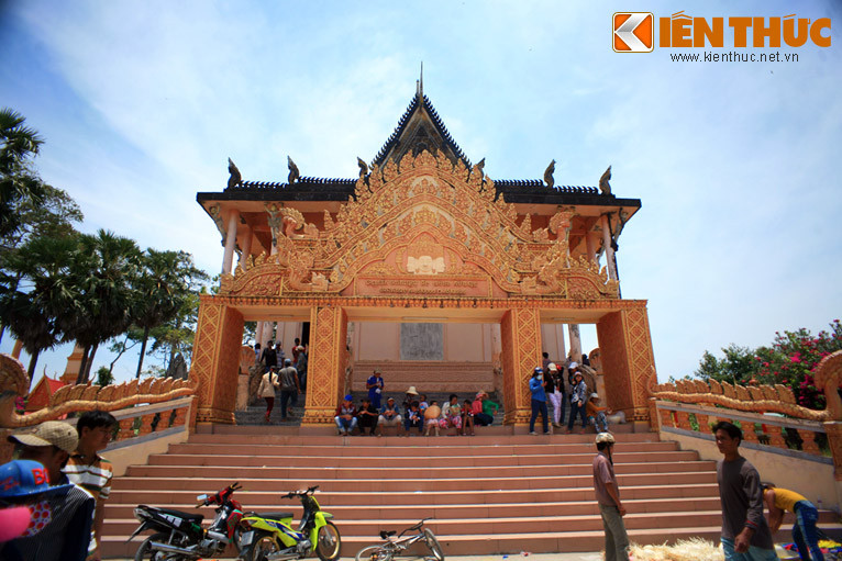 Chính điện tọa lạc tại trung tâm khuôn viên chùa, trên nền gạch cao 1,5m với ba bậc cấp cùng một hành lang bao quanh. Trên mỗi đỉnh góc mái đắp khúc đuôi rắn dài, uốn cong, mềm mại.