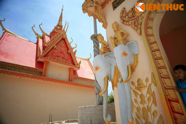 Trong những năm qua, chùa Xiêm Cán vẫn không ngừng được đồng bào Khmer đóng góp xây dựng các công trình mới. Ngoài ra, trong khuôn viên chùa có trường học dạy chữ Khmer, chữ Pali, dạy kinh..., là nơi lưu giữ các tập truyện kể dân gian xưa và nay hoặc các vốn văn hóa truyền thống...